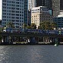 DSC03285  Cette rame vient de quitter Flinders Street Station et longe Yarra River