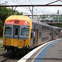 DSC02841  A Katoomba. Le trafic ferroviaire en Australie est très intensif en personnel. Tous les trains sont accompagnés et le départ est donné à la main.