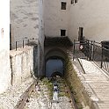 DSC24231  La forteresse Hohensalzburg possède un deuxième funiculaire à l'Est. Il s'agit probablement du plus ancien funiculaire au monde encore en service (bien que modernisé depuis). Construit vers 1500, il était à l'origine constitué de deux wagonnets reliés par un câble et mus par quatre chevaux qui faisaient tourner un axe.