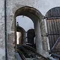 DSC24236  Il traverse plusieurs murs d'enceinte. à chaque fois des portes ont été installées et à l'origine encore des herses.