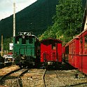 sglm6  T10 en livrée verte d'origine. A côté, une voiture ex- NStCM et tout à droite des voitures récupérées du RhB