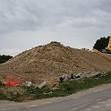 DSC19528  Construction du remblais pour le pont-route