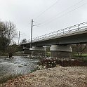 IMG 8434  La partie basse des piles de l'ancien pont était encore bonnes et ont été gardées, mais le haut, reconstruit après la 2ème guerre mondiale était trop friable et a été remplacé par ces coiffes de béton.