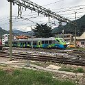 IMG 6826  Une rame Diesel avec décor de la Région Trentino manoeuvre en gare de Bolzano, pendant que le train de container tracté par les Vectron démarre