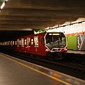 La ligne M1, tout comme les lignes M4 et M5 est alimenté par troisième rail, alors que les lignes M2 et M3 ont une caténaire