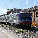 Interrail23 487  Une E464 avec la nouvelle livrée régionale arrive à Ventimiglia