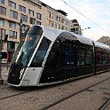 IMG 3990  Ici en revanche à la gare, il a une caténaire. Le système est fait pour que l tram puisse se recharger dans les sections sous caténaire ou dans certaines station et roule sous accumulateur là où la caténaire n'a pas été construite pour des questions d'esthétique ou de coûts