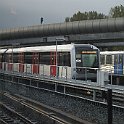 DSC16024  Métro près de van der Madeweg. Les voies du métro sont entre les voies du train. A certaines stations, cela permet un transfert rapide entre le métro et les trains régionaux (voire intercity dans certaines gares)