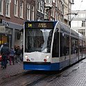 DSC16046  Un Combino sur la ligne 1. A noter que dans les rues étroites, les deux voies sont imbriquées. Les trams ne peuvent alors se croiser que sur les ponts qui sont aussi les emplacements des arrêts.