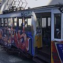 Lisbonne089  Comme son homologue de Lavra, le funiculaire de Gloria ressemble à une voiture de tram sur un chassis en pente.