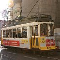 Lisbonne015  Tram de la ligne 28E près de la cathédrale de Lisbonne