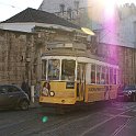 Lisbonne017  Un beau tram classique de la ligne 28