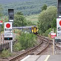 Ecosse509  A Crianlaruch, les trains en provenance de Mallaig/Fort William et d'Oban sont accouplés pour continuer en direction de Glasgow Queens Street. Cette Class 156 vient d'Oban. On note aussi le système de sécurité, où le mécanicien doit demander la permission et reçoit un "Token", autrement dit un jeton virtuel pour avoir le droit de rouler sur la ligne. Il n'y a qu'un seul token par section de ligne et donc un seul train à la fois. Version moderne du bloc d'autre-fois.