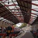 DSC25518  Gare de Windsor and Eton Riverside. Les deux gares Windsor and Eton Central et Riverside sont distantes de moins de 500m mais ne sont pas reliées. Se sont aussi des compagnimes différentes qui en exploitent les lignes.