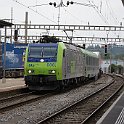 DSC15737  Re 485 008 avec une chaussée roiulante à Langenthal, voie 2. Sur la voie 3, une autre chaussée roulante arrêtée en raison d'une porte ouverte à un camion