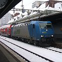 DSCF0350  Comme la livraison des nouvelles rames RABe 535 "Lötschberger" a pris du retard, le BLS utilise des NINA sur la ligne sommitale du Lötschberg. Pour remplacer les NINA sur la S1, ils ont loué une rame de voitures à deux étages de la DB, encadrée par deux BR 185.