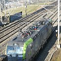 P1000076  La 406 avec un train de container passe à Löchligut