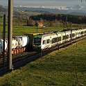 DSC25770  Un RE Lötschberger croise un train de marchandise sur la ligne de l'Aaretal