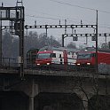 DSC11224  Entrée parallèle à Bern sur le pont de la Lorraine. On voit aussi le dernier wagon d'un train de marchandises dans l'autre sens.