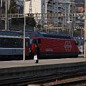 DSC06324  Depuis que les ICN roulent sur le pied du Jura, il est rare de voir une Re 460 à Neuchâtel. Trai spécial salon de l'auto