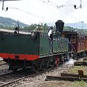 DSC01060  La Genf avec la reproduction du Spanisch-Brötli-Bahn. Si les voitures ont été reconstruites en 1947 à l'occasion du centenaire des chemins de fer en Suisse, la locomotive est par contre l'originale de 1858.