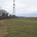 DSC00350  Entre Subingen et Etziken, le tracé a été corrigé. L'ancien tracé longeait la rivière qui coule au pied du rideau d'arbres alors que le nouveau passe à droite