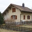 DSC00375  La maison de garde-barrière ou garde-voie qu'on voyait avant au loin avec une plaque qui mentionne "Telefon SBB"