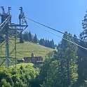 A côté du mat imprésionnant du téléphérique cabrio, la station Alp Bluematt entre les sections 2 et 3 paraît minuscule.