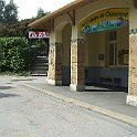 DSCF0779  Devant la gare du funiculaire on devine encore dans le bitume les traces des anciens rails du tram