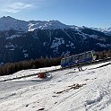IMG 0488  Ce funiculaire permet en hiver aux skieurs d'accéder aux pistes de ski. Il a remplacé en 1994 un ancien télésiège à deux places.