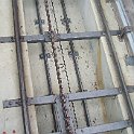 DSCF8531  Détail du funiculaire privés dans un bâtiment industriel à Ittigen: crémaillère pour le frein, câble et rails pour le chariot contre-poids
