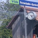 ferenbalm  Ferenbalm-Gurbrü (BLS). Il y a quelques années, le bâtiment de la gare a brûlé. Le BLS a profité de mettre alors à Ferenbalm-Gurbrü, l'abri de l'arrêt de Rüplisried-Mauss supprimé quelques années auparavant.