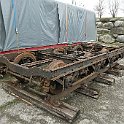 P1020184  Dehors, des bogies d'une voiture (sous la bâche) nouvellement rapatriée de La Mure