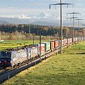 DSC25772  UM de Vectron SBB Cargo international avec un train Sud-Nord entre Thun et Bern