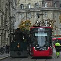 P1040301  Dans la Wallgasse un tram de la dernière série vient manoeuvrer avant de repartir dans l'autre sens à côté du tram à vapeur historique