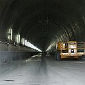 DSC22727  L'entreprise que le BLS a choisie pour l'installation de la technique ferroviaire commence par la caténaire qu'elle installe par des moyens routiers. Les voies viendront ensuite.