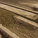 DSCF7721  La voie prise dans le béton est recouverte de bitume si les voitures peuvent aussi y passer ou entourée de gravier épais pour bien distinguer la chaussée de la voie du train.