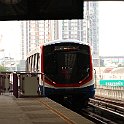 Sur la Silom Line, cette rame quitte la station de Wutthakat