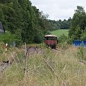 DSC19329  Dans les broussailles de la voie au-delà d'Hermeskeil, un Schienenbus rouille, abandonné.
