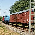 DSC23702  Deux wagons de marchandises  complètent le train