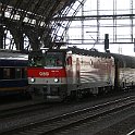 DSC23604  Une 1144 autrichienne avec un train de marcha ndises de passage en gare de Bremen