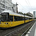 P1010684  Tram de type GT6N (MAN/AEG) sur la ligne M4 à l'arrêt Am Friedrichshain.