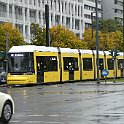 P1010702  Rame sur la ligne M2 dans la Karl-Liebknecht-Str. près de la gare Alexanderplatz. Il est à noter que les trams avaient étés supprimés dans la partie Ouest de la ville. Même si depuis la réunification quelques nouvelles lignes ont été mises en service, le réseau se trouve principalement dans l'ancienne partie Est. Tram de type Flexity (Bombardier)