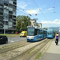 207  La série 2100 fabriquée par Konéar en 1994 est la première série de trams modernes de Zagreb, mais ce fut une petite série et on ne les voit en principe que sur une seule ligne, la 5. En voici un à Držićeva qui croise une rame 2200