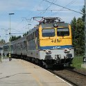 Interrail23 213  Balatonaracs, V43 avec un train régional pour Budapest-Deli. Il est composé d'anciennes voitures allemandes. La sous-série 433 est équipée de la commande multiple.