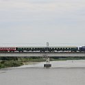 Il passe un train spécial avec une locomotive diesel et des voitures qui semble historique et entretenues