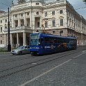 DSCF6235  Une rame moderne de tram devant l'opéra à Bratislava