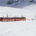 DSC07111  En haut de l'image on voit l'arrivée de l'Eiger Express qui raccourci le temps de parcours vers le Jungfraujoch... mais le voyageur y perd le parcours en train de Grindelwald ou Lauterbrunnen à la Petite Scheidegg et de là à Eigergletscher, avant de s'engouffrer dans le tunnel
