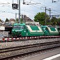 P1000515  Les deux Ge 4/4 21 et 22 en UM devant un train de wagons pour transport de gravier.