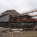 Vue latérale. Les éléments de la passerelle sont soudés puis poussés au-dessus des voies.